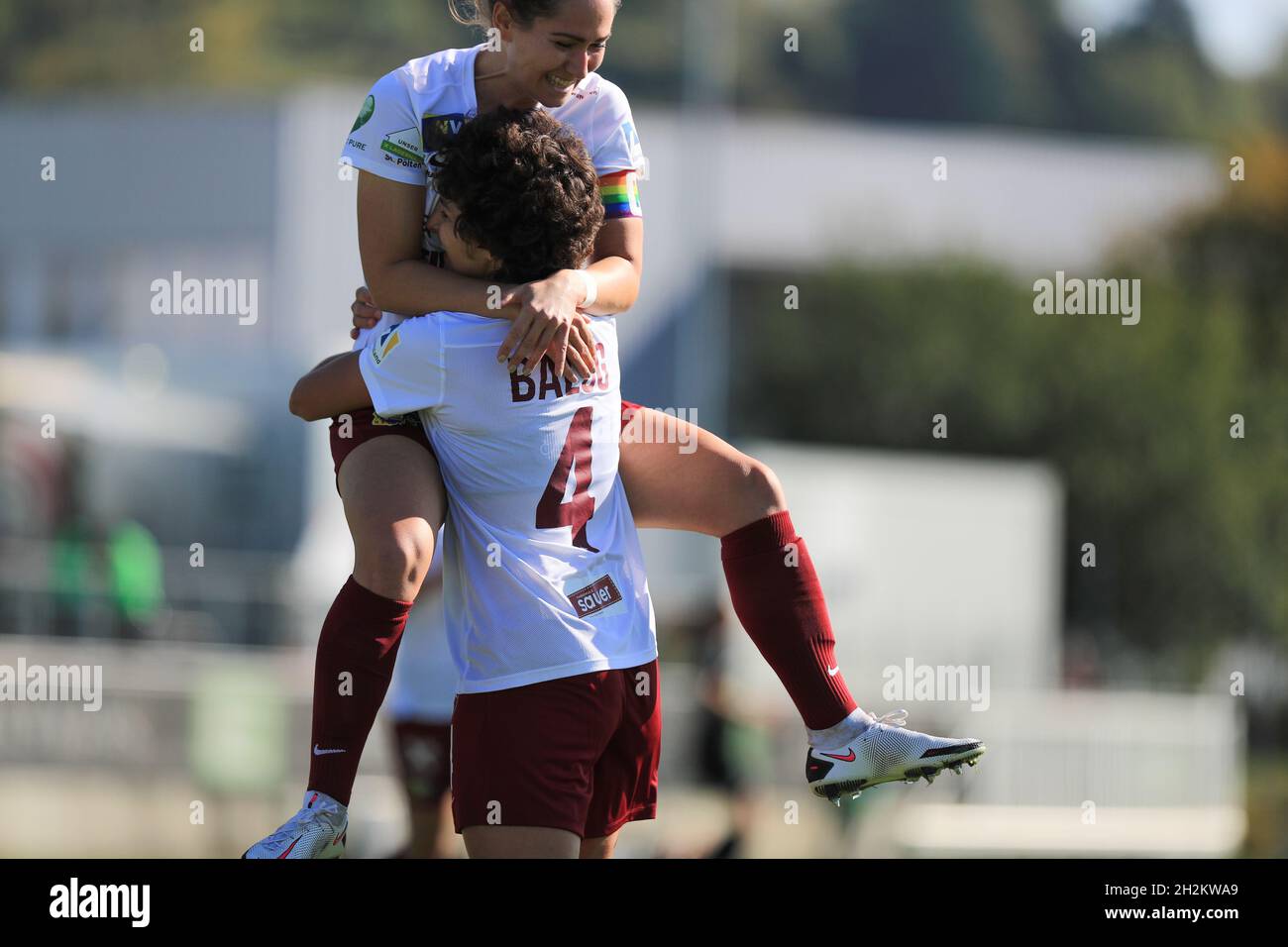 Lea Balog und Jasmin Eder feiern beim Planet Pure Frauen Bundesliga-Spiel Sturm Graz gegen SKN St. Polen Frauen in Wien Österreich Tom Seiss/ SPP ein Tor Stockfoto