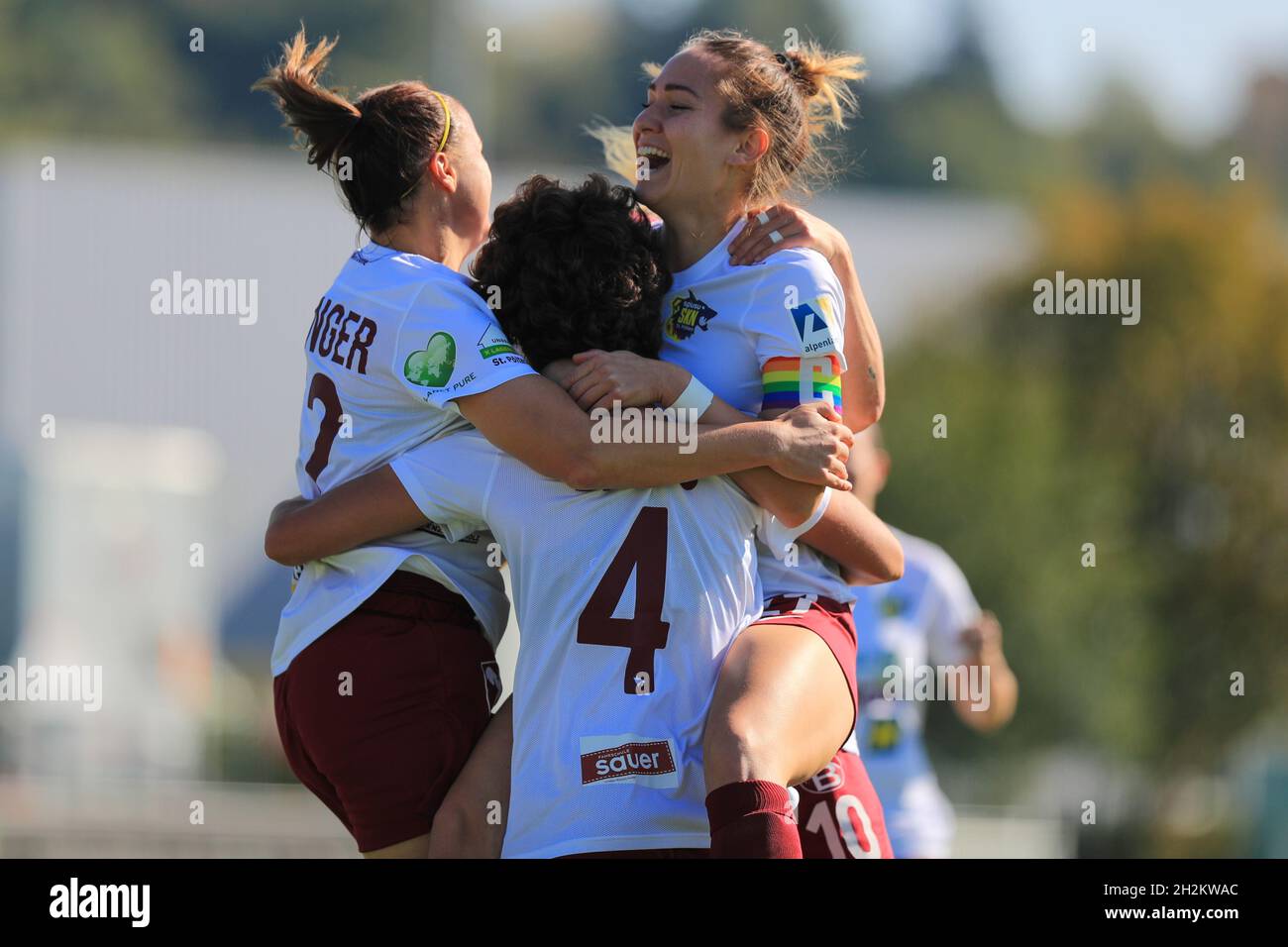 Lea Balog, Jasmin Eder und Stefanie Enzinger feiern beim Bundesligaspiel Sturm Graz gegen SKN St. Polen Frauen in Wien Österreich Tom Seiss/SPP ein Tor Stockfoto