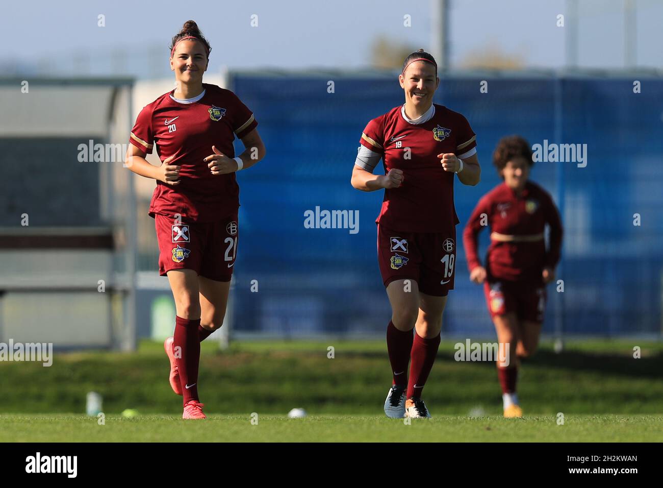 Jennifer Klein und Julia Tabotta bei den Aufwärmprüps zum Planet Pure Frauen Bundesliga-Spiel Sturm Graz gegen SKN St. Polen Frauen in Wien Österreich Tom Seiss/ SPP Stockfoto