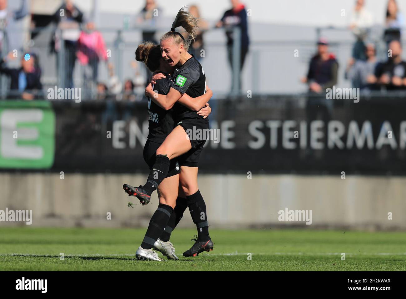 Annabel Schasching und Sophie Hillebrand feiern beim Planet Pure Frauen Bundesliga-Spiel Sturm Graz gegen SKN St. Polen Frauen in Wien Österreich Tom Seiss/ SPP ein Tor Stockfoto