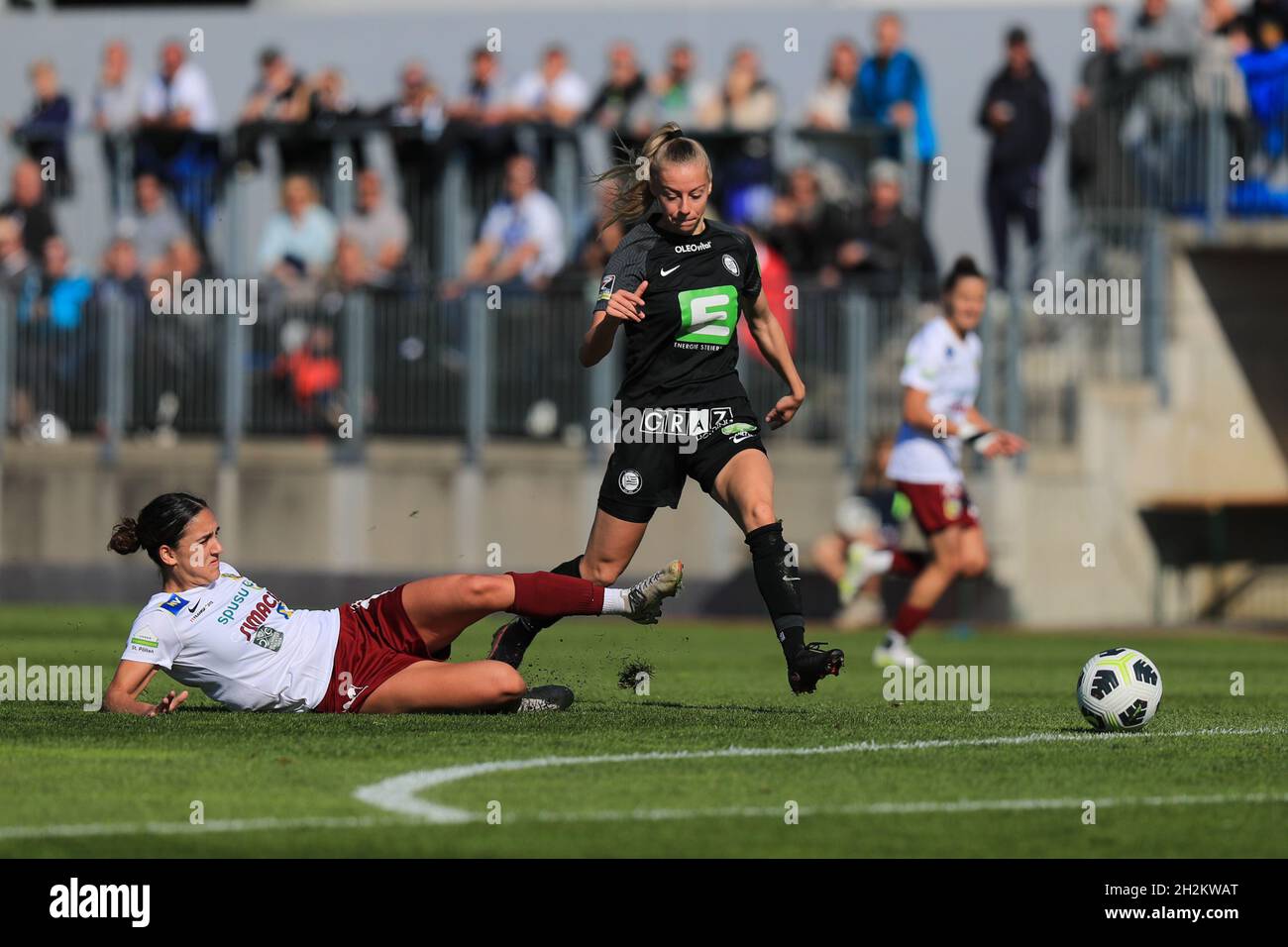 Adina Hamidovic versucht, den Ball vor Sophie Hillebrand während des Planet Pure Frauen Bundesliga-Spiels Sturm Graz gegen SKN St. Polen Frauen in Wien zu räumen Tom Seiss/ SPP Stockfoto
