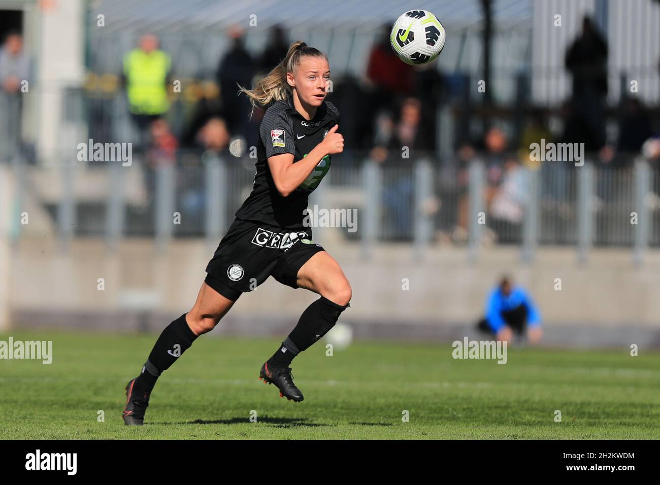 Sophie Hillebrand dribbt den Ball im Rahmen des Planet Pure Frauen Bundesliga-Spiels Sturm Graz gegen SKN St. Polen Frauen in Wien, Österreich Tom Seiss/ SPP Stockfoto