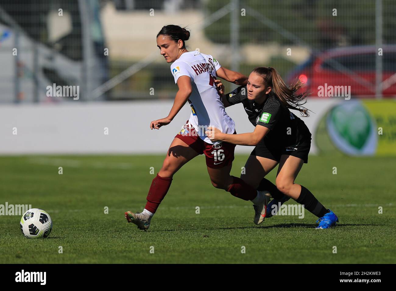 Adina Hamidovic schützt den Ball beim Planet Pure Frauen Bundesliga-Spiel Sturm Graz gegen SKN St. Polen Frauen in Wien Österreich Tom Seiss/ SPP Stockfoto