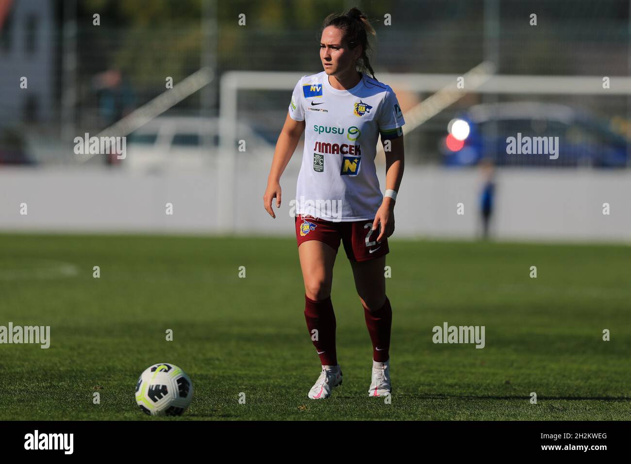 Jasmin Eder reisst den Ball beim Planet Pure Frauen Bundesliga-Spiel Sturm Graz gegen SKN St. Polen Frauen in Wien Österreich Tom Seiss/ SPP Stockfoto