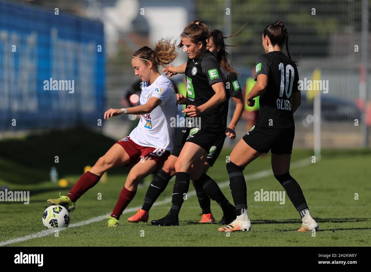 Beim Planet Pure Frauen Bundesliga-Spiel Sturm Graz gegen SKN St. Polen Frauen in Wien Österreich Tom Seiss/ SPP schützt sich die Spielerin vor Sophie Maierhofer Stockfoto