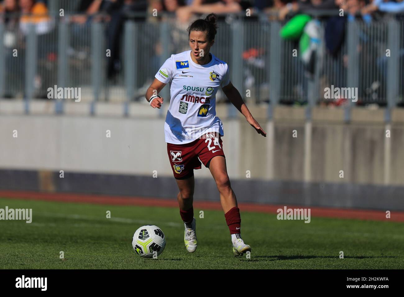 Mateja Zver in Aktion während des Planet Pure Frauen Bundesliga-Spiels Sturm Graz gegen SKN St. Polen Frauen in Wien Österreich Tom Seiss/ SPP Stockfoto