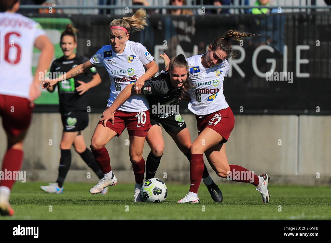 Isabelle Meyer, Lilli Purtscheller und Jasmin Eder im Einsatz beim Bundesligaspiel Sturm Graz gegen SKN St. Polen Frauen in Wien Österreich Tom Seiss/ SPP Stockfoto