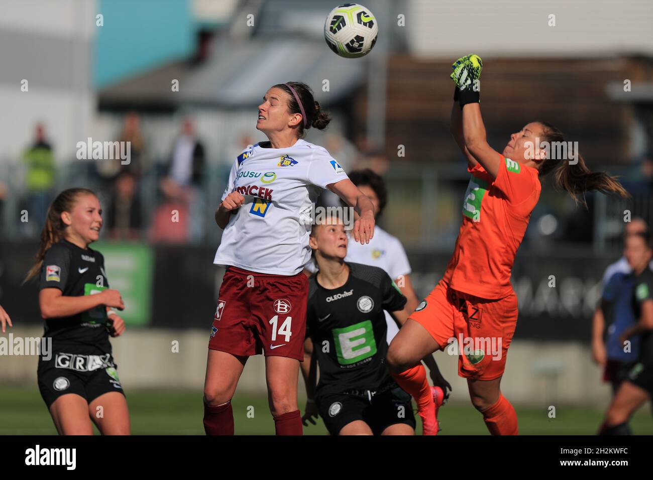 Mariella El Sherif verteidigt einen Ball gegen Alexandra Biroova während des Planet Pure Frauen Bundesliga-Spiels Sturm Graz gegen SKN St. Polen Frauen in Wien Österreich Tom Seiss/ SPP Stockfoto