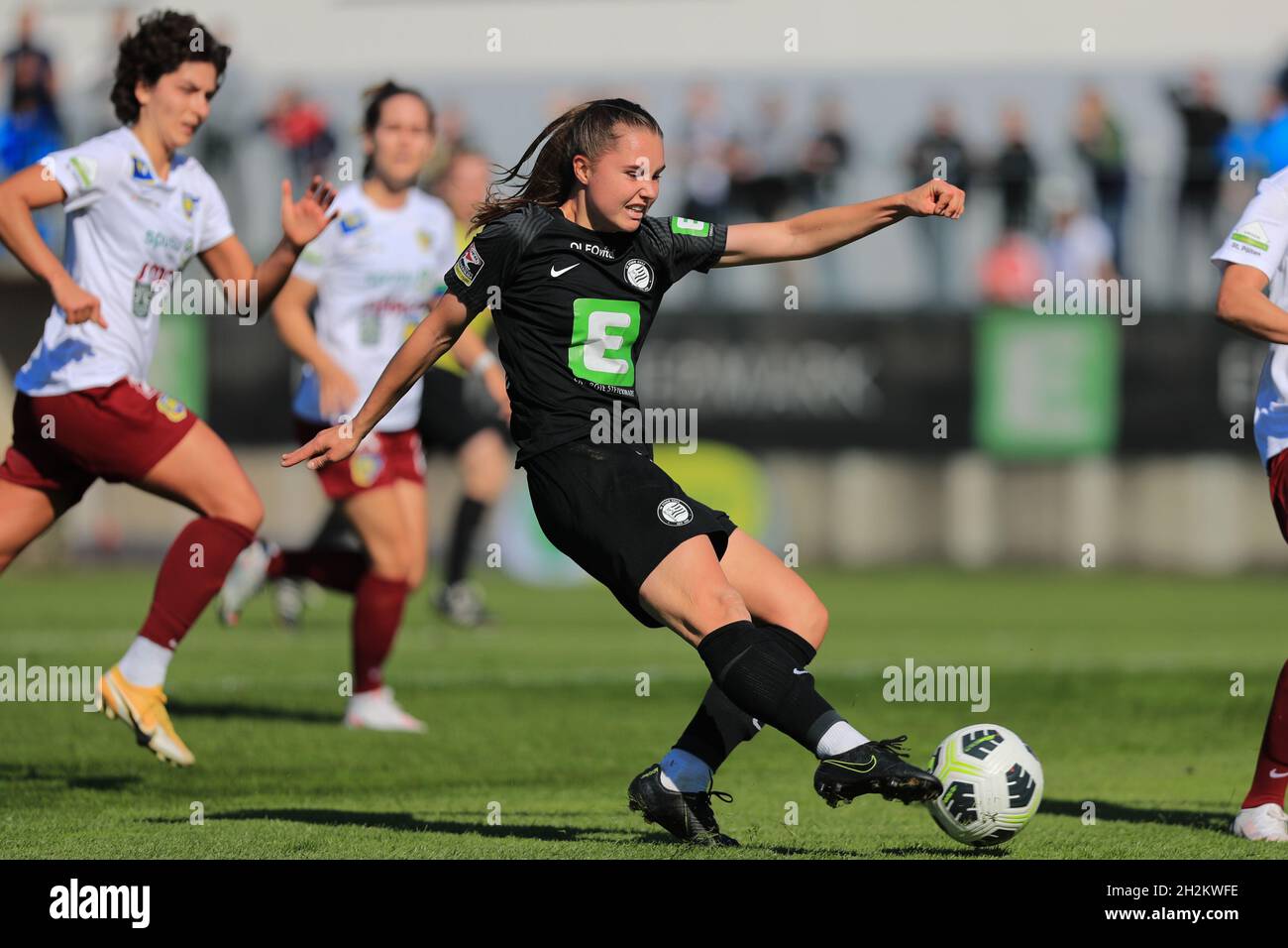 Lilli Purtscheller in Aktion während des Planet Pure Frauen Bundesliga-Spiels Sturm Graz gegen SKN St. Polen Frauen in Wien Österreich Tom Seiss/ SPP Stockfoto