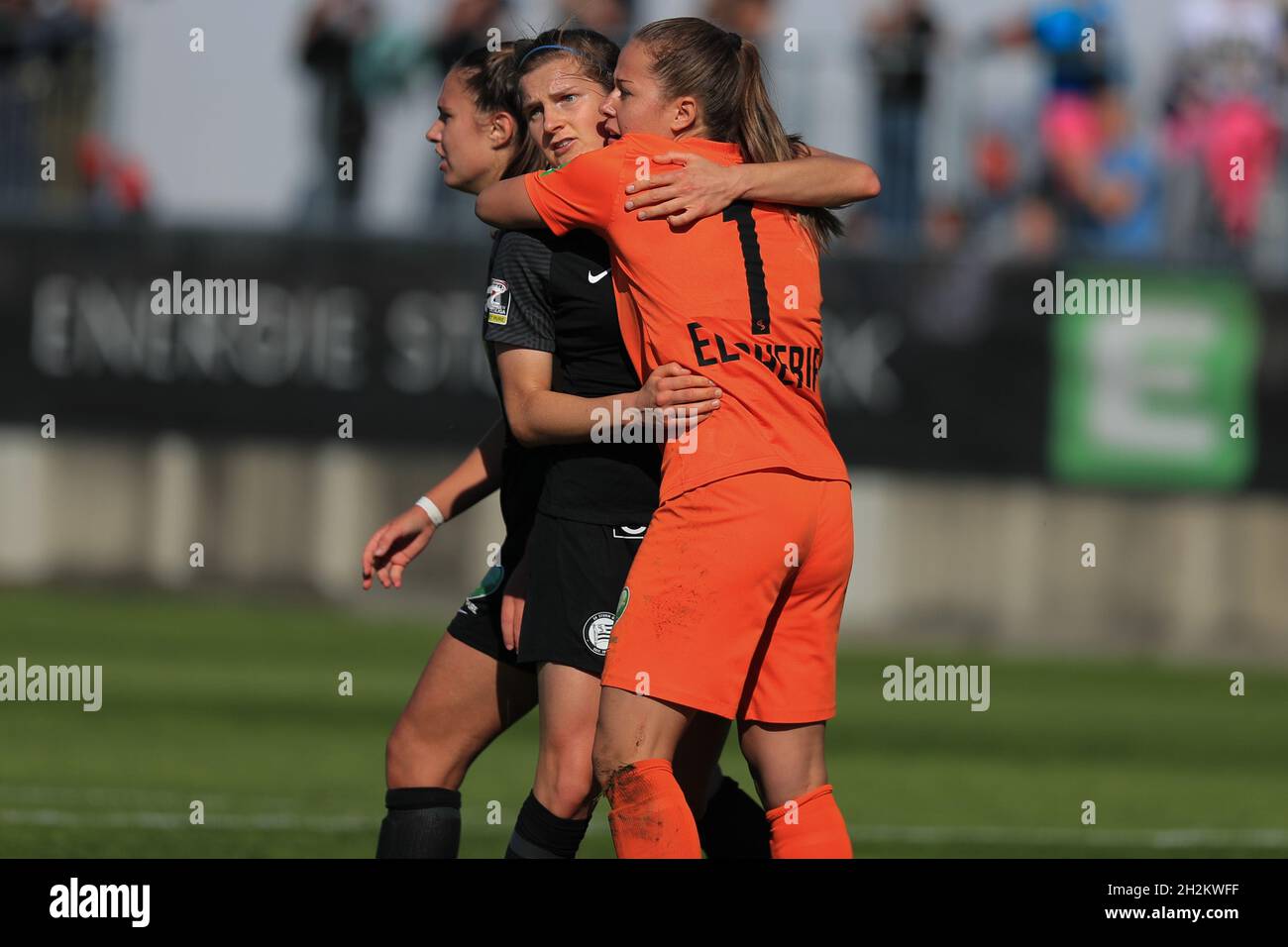 Mariella El Sherif und Sophie Maierhofer feiern nach dem Planet Pure Frauen Bundesliga-Spiel Sturm Graz gegen SKN St. Polen Frauen in Wien Österreich Tom Seiss/ SPP Stockfoto