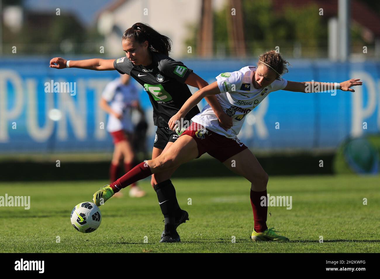 Stefanie Grossgasteiger und Melie Brunnthaler kämpfen beim Planet Pure Frauen Bundesliga-Spiel Sturm Graz gegen SKN St. Polen Frauen in Wien Österreich Tom Seiss/ SPP um den Ball Stockfoto