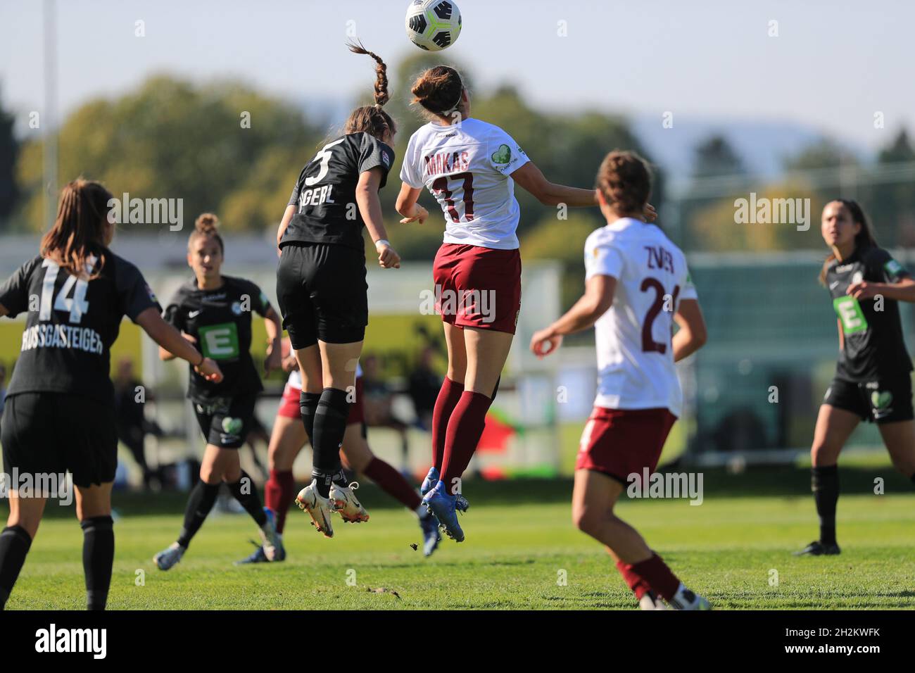 Lisa Marie Makas und Julia Magerl sind beim Planet Pure Frauen Bundesliga-Spiel Sturm Graz gegen SKN St. Polen Frauen in Wien Österreich Tom Seiss/ SPP am Ball Stockfoto