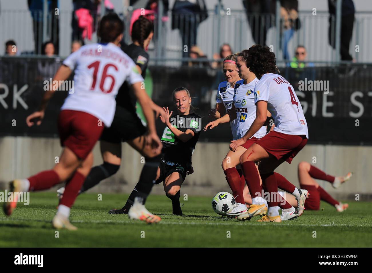 Sophie Hillebrand beim Planet Pure Frauen Bundesliga Spiel Sturm Graz gegen SKN St. Polten Frauen in Wien Österreich Tom Seiss/ SPP von mehreren SKN St. Polten Spielern umgeben Stockfoto