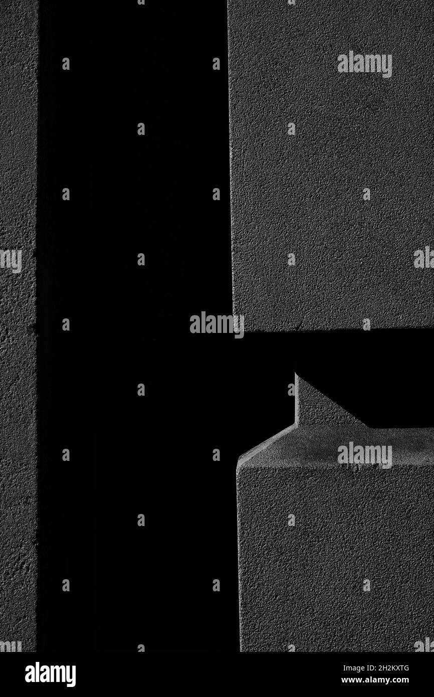 Schwarzweiß-Nahaufnahme eines architektonischen Elements, was zu einer abstrakten, minimalen Ansicht führt Stockfoto