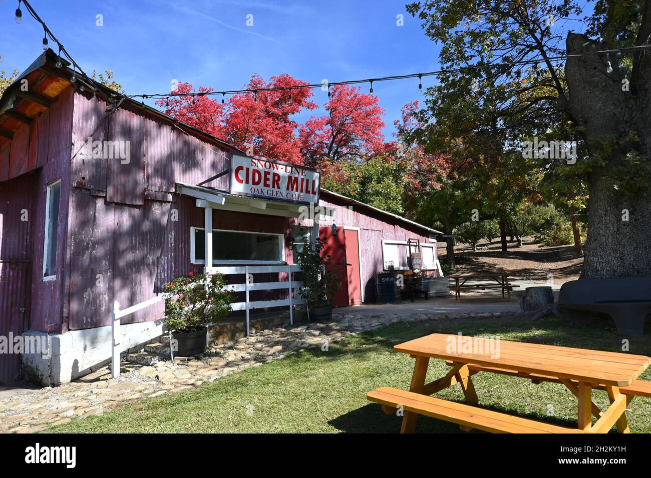 OAK Glen, KALIFORNIEN - 10 Okt 2021: The Snow Line Orchard Cider Mill. Stockfoto