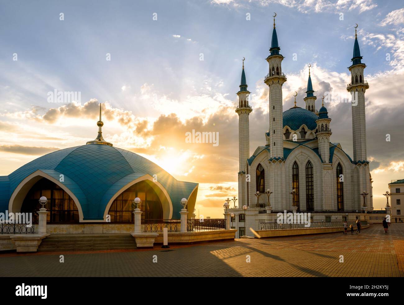Kasan Kreml bei Sonnenuntergang, Tatarstan, Russland. Sonniger Blick auf die Kul Sharif Moschee, Wahrzeichen von Kazan im Sommer. Schöne islamische Architektur, Touristenattraktio Stockfoto