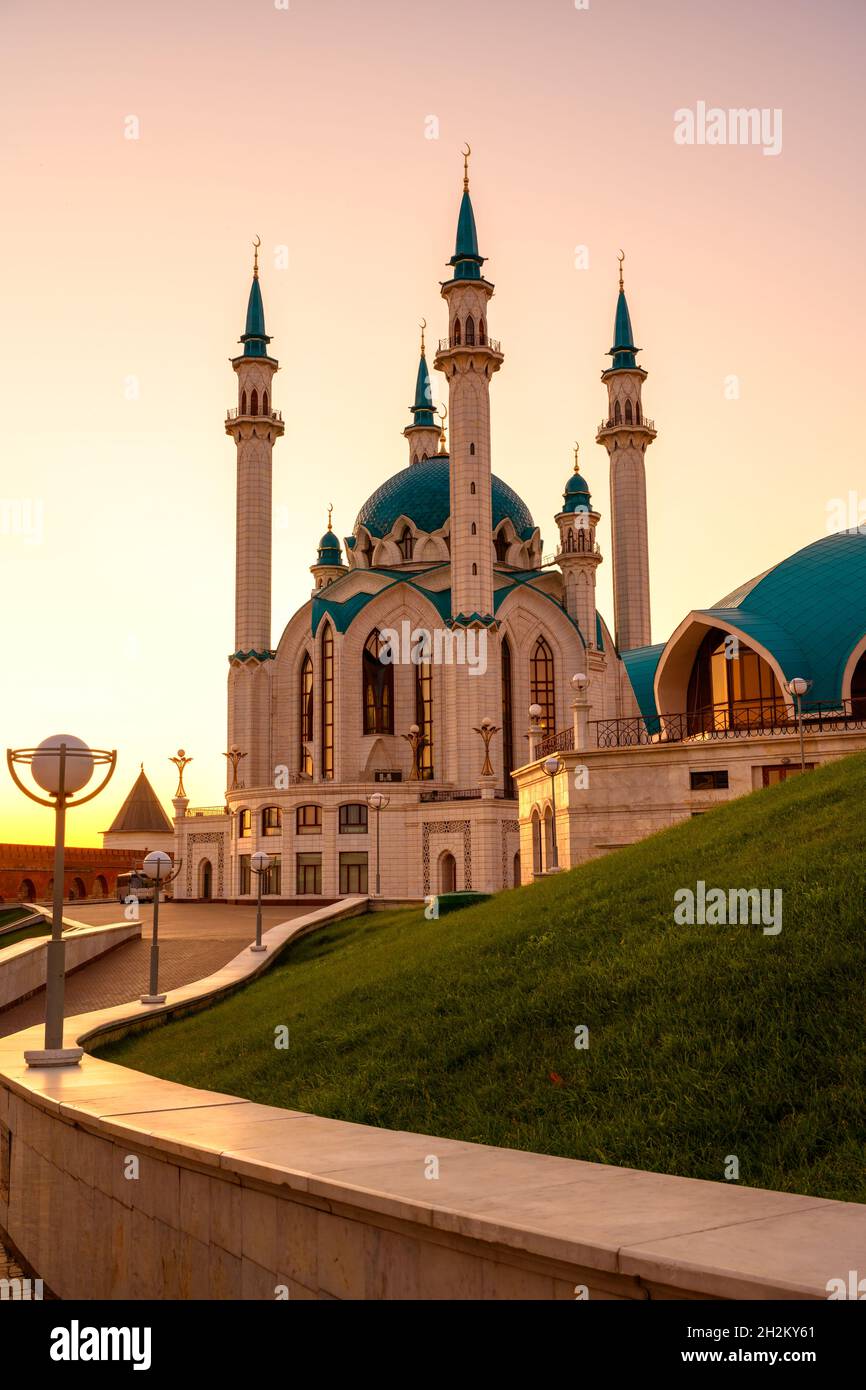 Kasan Kreml bei Sonnenuntergang, Tatarstan, Russland. Vertikale sonnige Ansicht der Kul Sharif Moschee, Wahrzeichen von Kazan. Wunderschöne islamische Architektur, Touristenattraktion Stockfoto