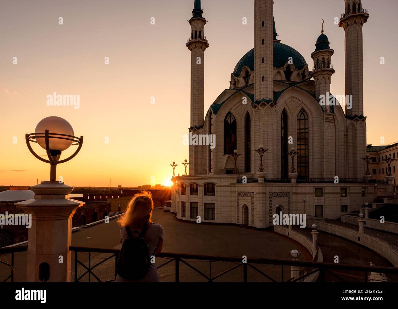 Kasan Kreml bei Sonnenuntergang, Tatarstan, Russland. Abendansicht der Kul Sharif Moschee, Wahrzeichen von Kazan. Mädchen schaut auf Touristenattraktion in Kazan City Cente Stockfoto