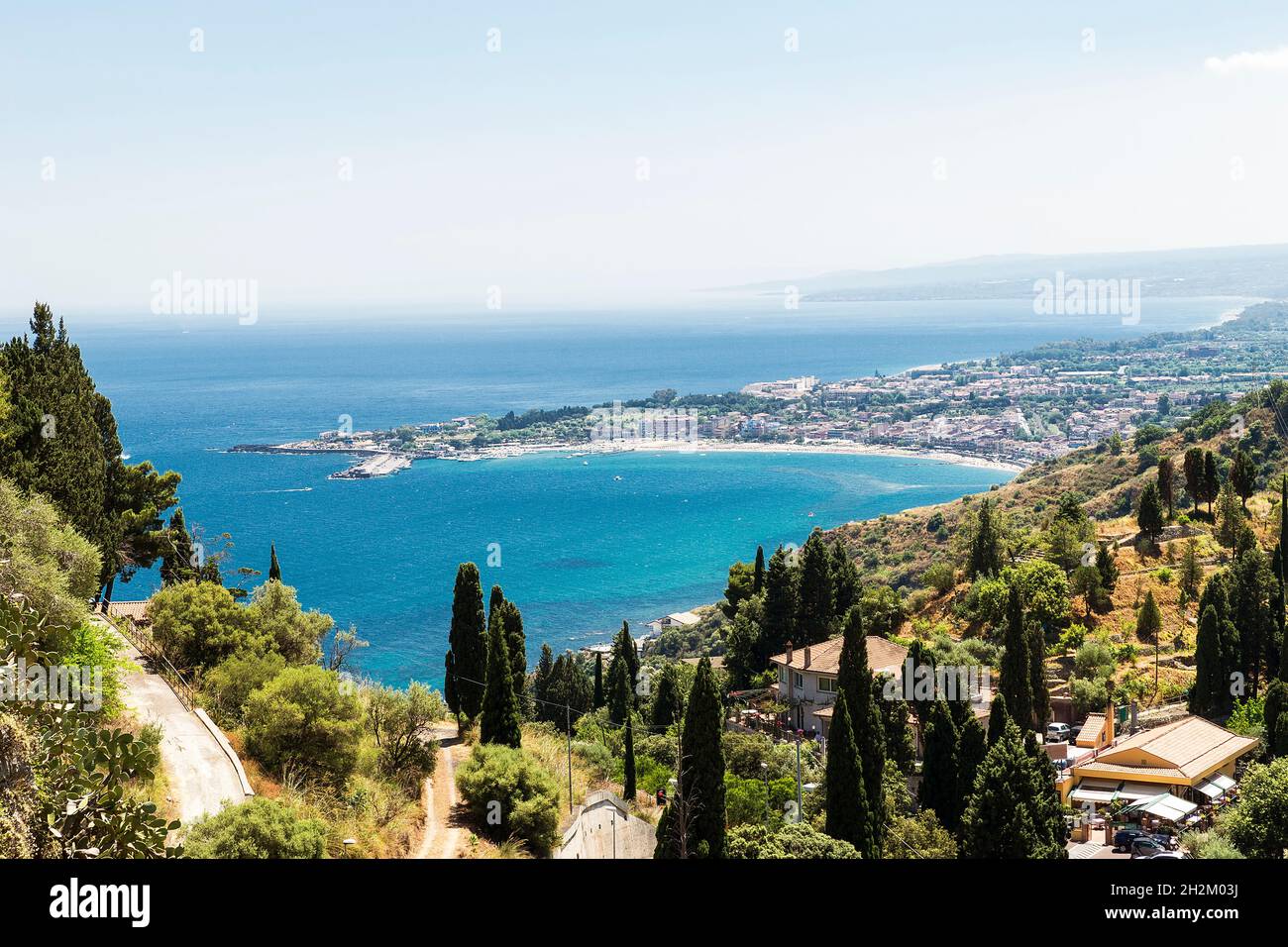 Schöne Meereslandschaften von oben in Taormina, Provinz Messina, Sizilien, Italien. Stockfoto