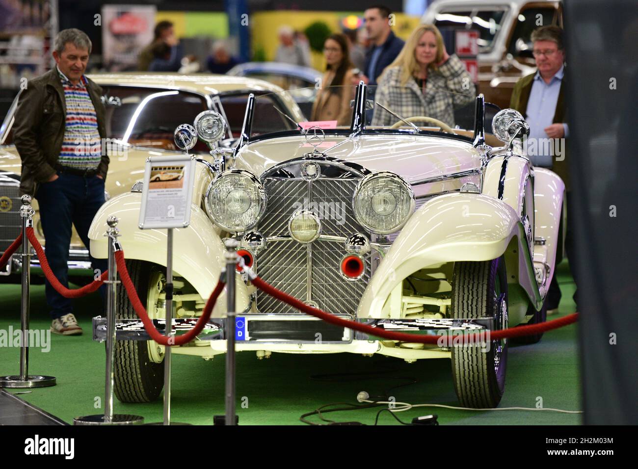 Oldtimer bei einer Ausstellung in Salzurg (Österreich) - die „Classic Expo Salzburg“ ist eine große Ausstellung und Messe für Oldtimer in Salzburg (ÖS Stockfoto