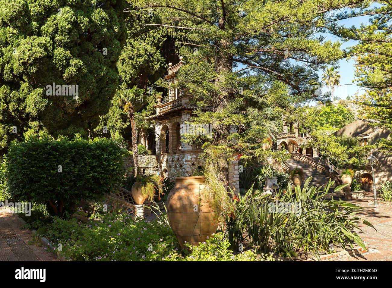 Naturlandschaften der öffentlichen Gärten in Taormina, Provinz Messina, Sizilien, Italien. Stockfoto