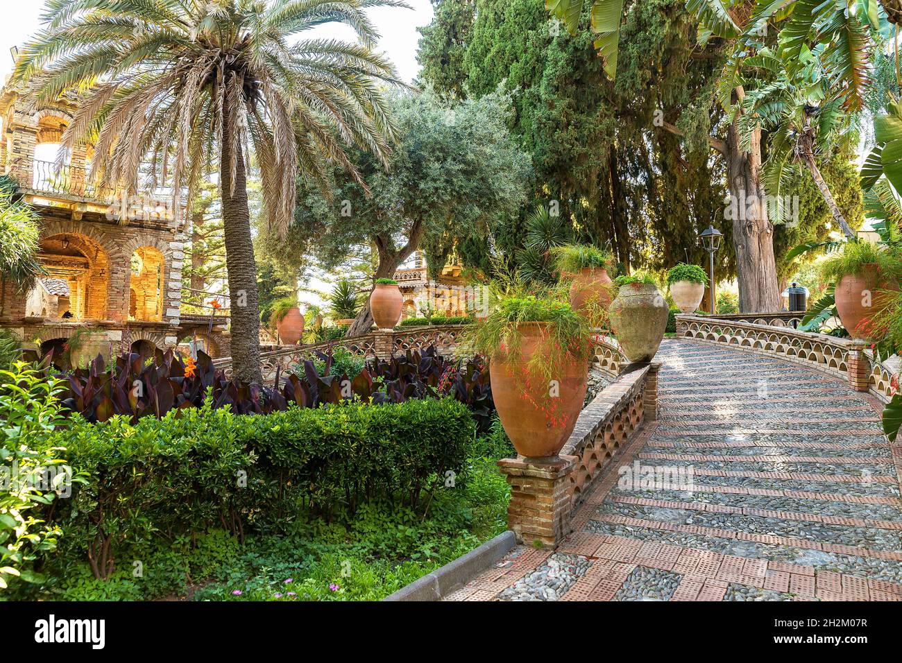 Naturlandschaften der öffentlichen Gärten in Taormina, Provinz Messina, Sizilien, Italien. Stockfoto