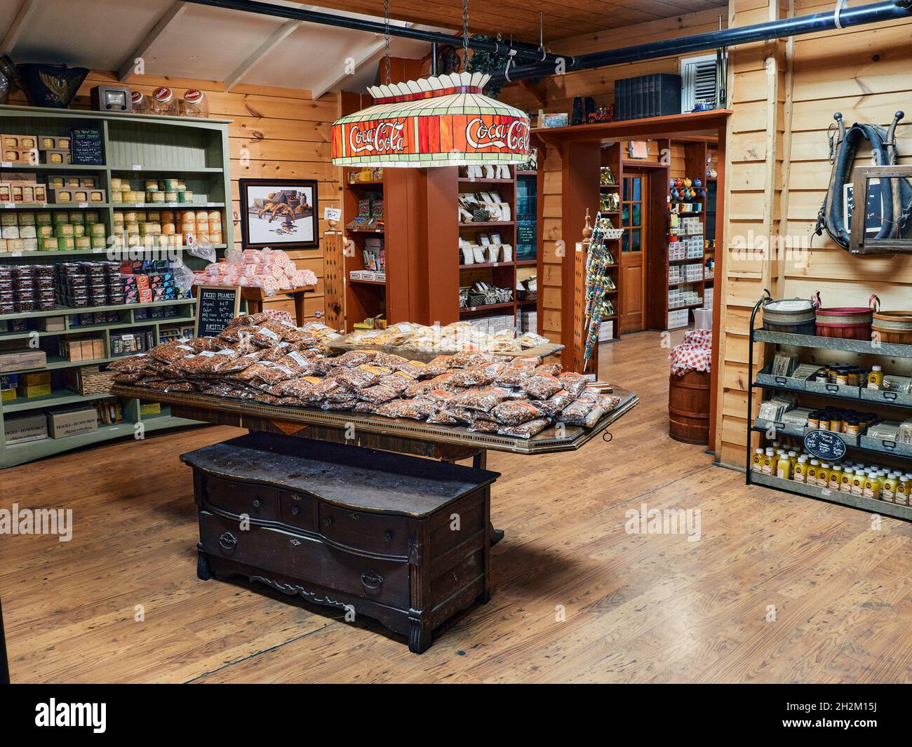 Farm Store mit Süßigkeiten, Nüssen und getrockneten Früchten in den Regalen in Apple Country in Ellijay Georgia, USA. Stockfoto