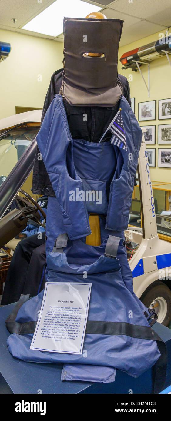 Kevlar-Sponer-Anzug aus den 1970er Jahren für die Sprengstoffentsorgung der Strafverfolgungsbehörden - Tampa, Florida, USA Stockfoto