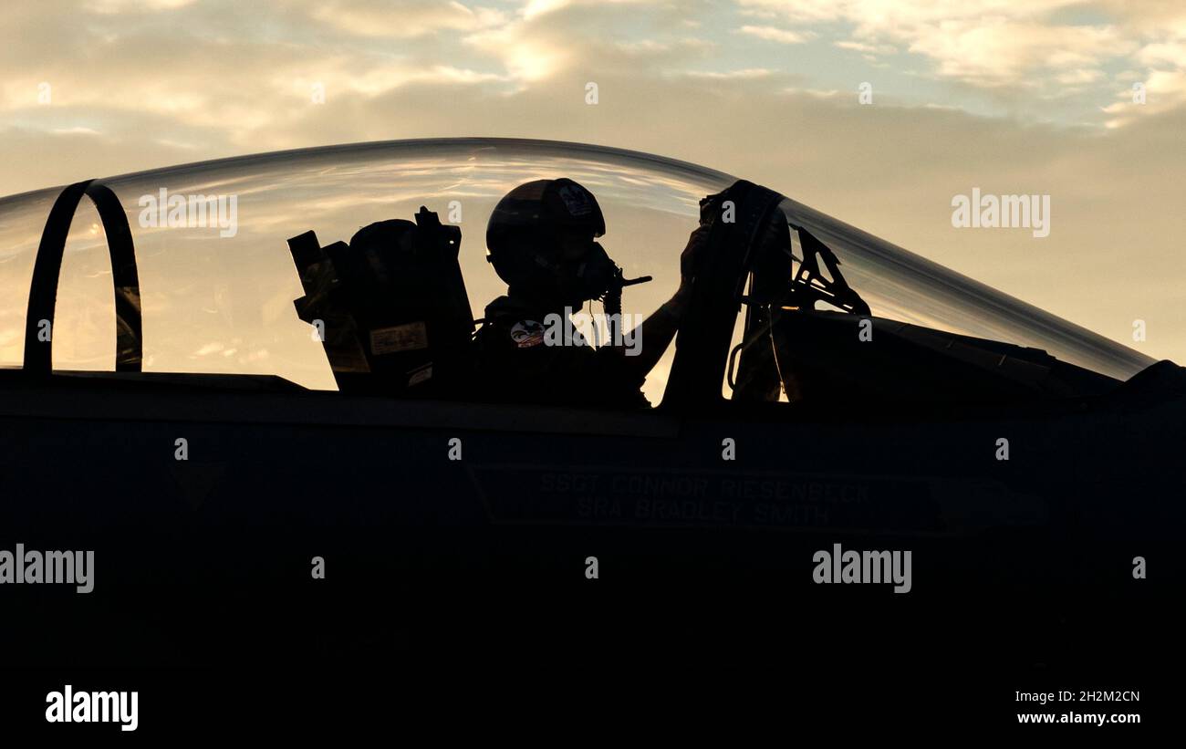 Ein F-15C Eagle-Pilot, der den 67. Jagdgeschwader während einer Super-Surge-Übung auf dem Kadena Air Base, Japan, am 19. Oktober 2021, die Fluglinie hinunter gefahren wurde. Jagdgeschwader des 18. Flügels können mehr als 100 Einsätze pro Tag fliegen, während sie Überspannungsoperationen durchführen, Luft-Luft-Taktiken verfeinern und fortschrittliche Kampfmanöver durchführen. (USA Luftwaffe Foto von Senior Airman Jessi Monte) Stockfoto