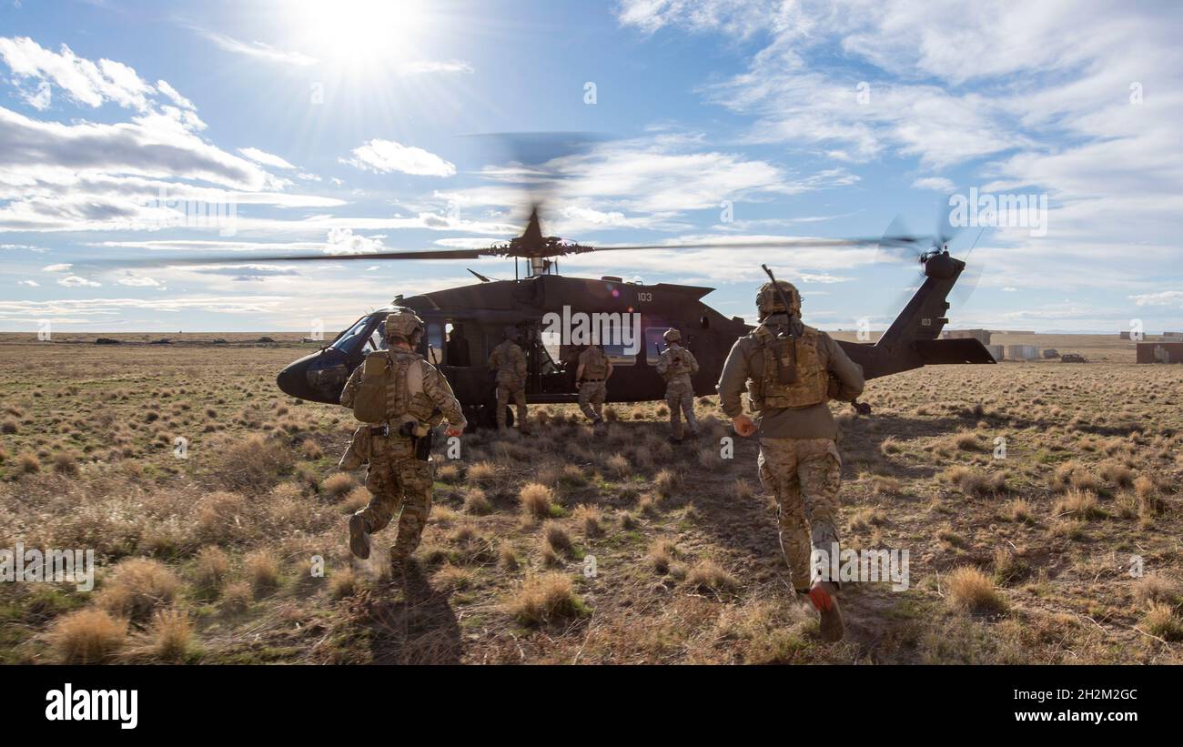 Ein UH-60 Blackhawk, vom 1-183. Luftfahrtregiment der Idaho Army National Guard, landet am 21. Oktober 2021 in der Saylor Creek Range, südlich von Mountain Home, Idaho. Der Hubschrauber war für den Transport der U.S. Army Rangers vom 2. Bataillon des 75. Ranger Regiment. (USA Foto der Air National Guard von Senior Master Sgt. Joshua C. Allmaras) Stockfoto