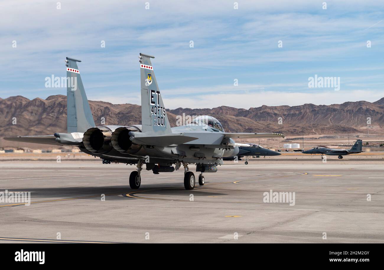 Ein F-15EX Eagle II-Kampfjet, der vor dem Start vom Nellis Air Force Base, Nevada, am 20. Oktober 2021 dem 40. Flight Test Squadron, Eglin Air Force Base, Florida, zugewiesen wurde. Flugzeuge der Nellis AFB, der Eglin AFB und der Oregon Air National Guard unterstützen den Test und die Bewertung des F-15EX in operationell realistischen Szenarien. Diese Tests werden dabei helfen zu bestimmen, wie effektiv und geeignet der F-15EX bei der Durchführung seiner Luft-Luft-Mission ist. (USA Luftwaffe Foto von William R. Lewis) Stockfoto