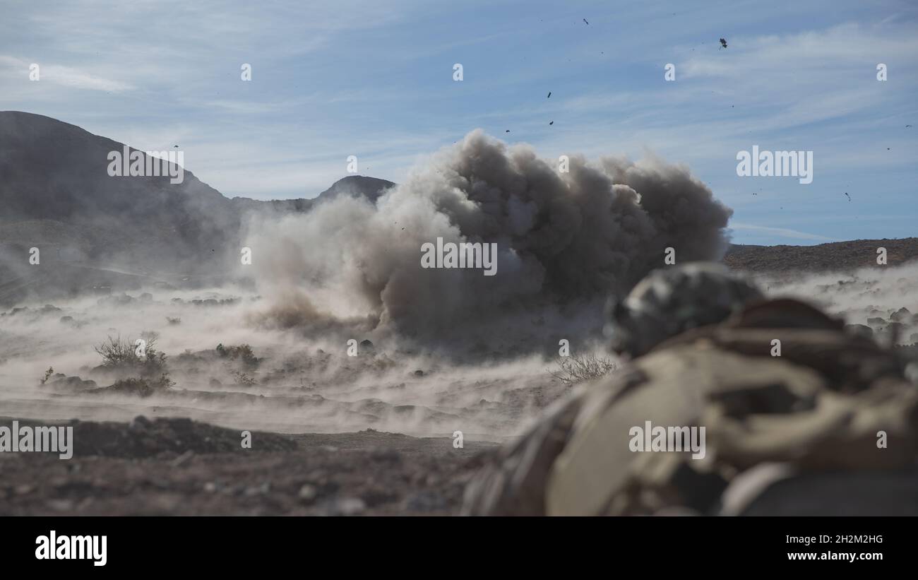 Eine US-Marine mit 3. Bataillon, 2d Marine Regiment, 2d Marine Division, die an 3d Marines angeschlossen ist, beobachtet, wie ein Anti-Personen-Hindernisdurchbruchssystem während des Bataillon Distributed Operations Course im Rahmen der Service Level Training Exercise 1-22 auf dem Marine Corps Air Ground Combat Center Twentynine Palms, Kalifornien, 20. Oktober 2021, detoniert. BDOC testet die Fähigkeit eines Infanterie-Bataillons, mehrere Manöver zu steuern und gleichzeitig Feuer zu integrieren, um ein Ziel erfolgreich zu sichern. (USA Marine Corps Foto von Lance CPL. Ryan Ramsammy) Stockfoto