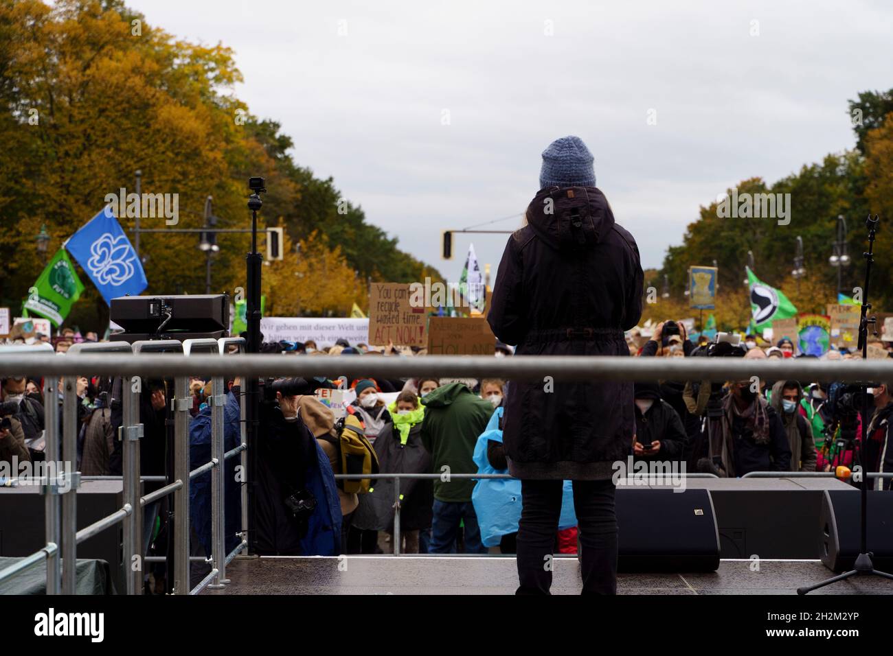 Klimademonstration in Berlin. Tausende von Menschen versammelten sich am berühmten Brandenburger Tor in Berlin und trugen Banner, die die nächste deutsche Regierung aufriefen, mehr Gewicht auf die Bekämpfung des Klimawandels zu legen. (Foto von Beata Siewicz/Pacific Press) Stockfoto