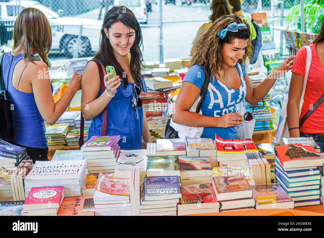 Miami Florida,Miami Dade College,Buchmesse International,Buchhändler Bucheinkauf Marktplatz Verkauf browsing Studenten Hispanic teen teens girls Stockfoto