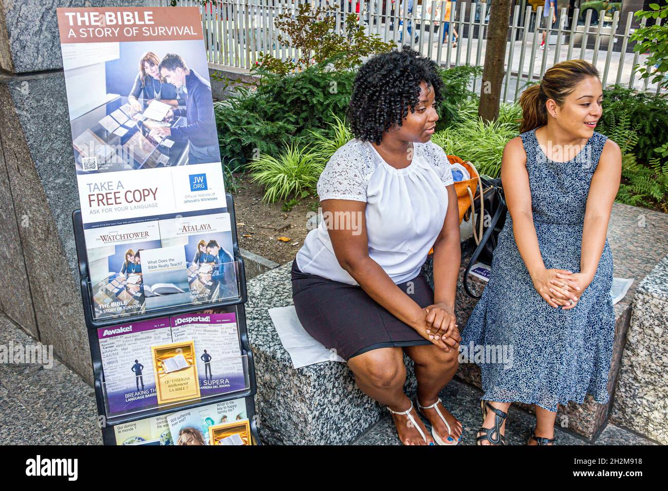New York City, New York NYC Manhattan, Upper West Side, Zeugen der Evangelisierung, Literatur Wachturm Atalaya Schwarze hispanische Frau weibliche Frauen Stockfoto