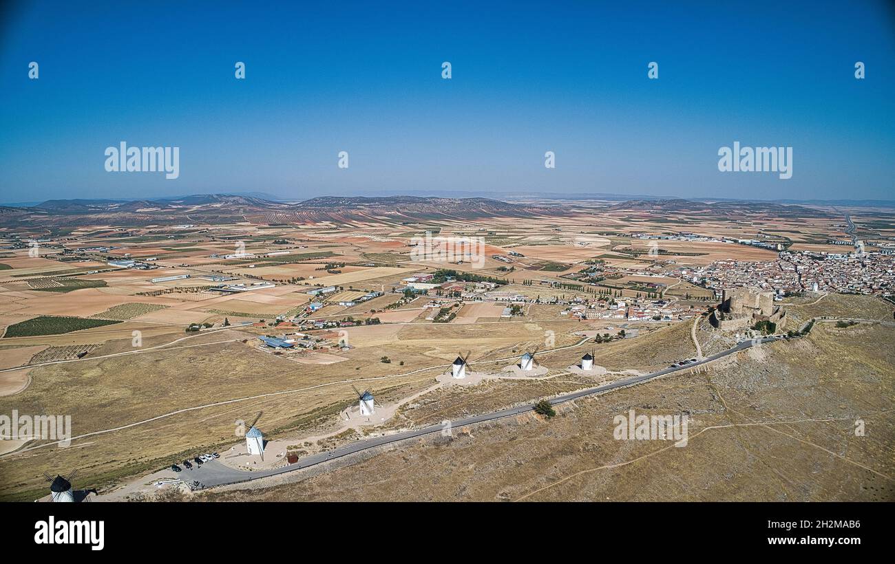 Die Windmühlen, die noch in consuegra stehen, gehören zu den am besten erhaltenen in Spanien Stockfoto