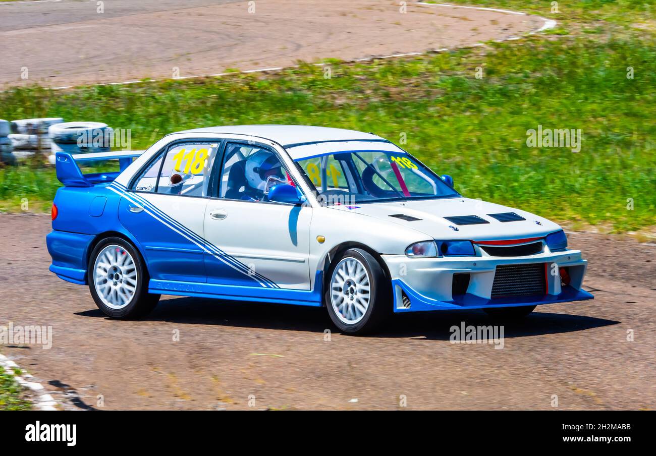 Ford-Sedan-Rennwagen auf einer Rennstrecke in Tamworth Australia. Stockfoto