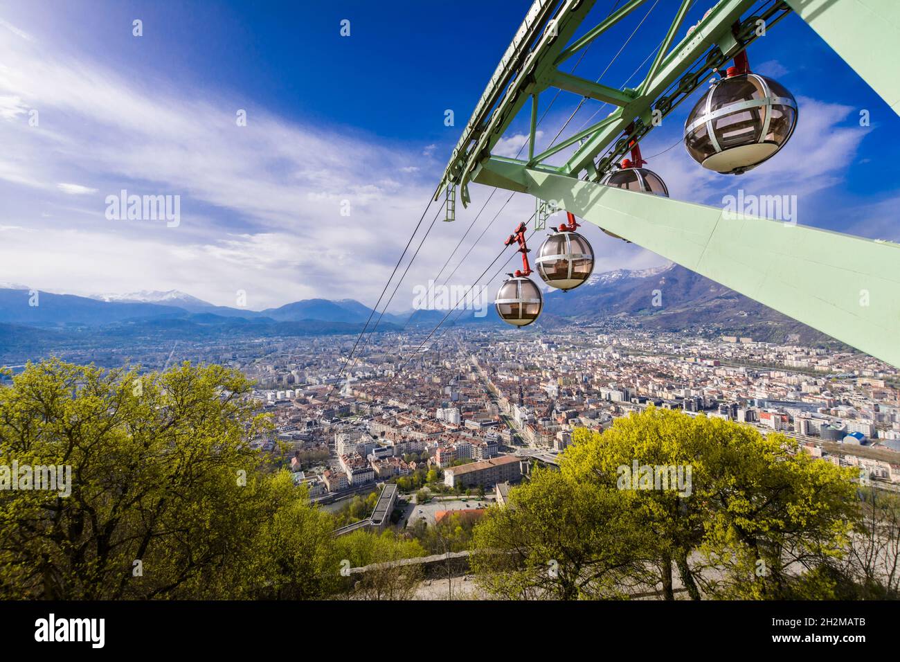 Die Stadt Grenoble und die Seilbahn vom Aussichtspunkt Bastille in Frankreich aus Stockfoto