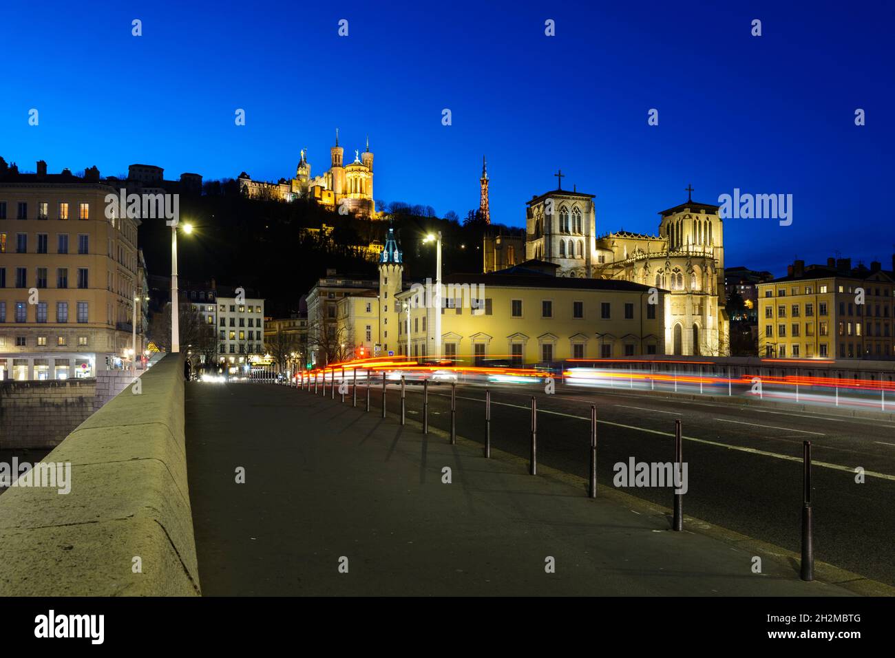 Vieux Lyon bei Nacht mit Blick auf die Basilika Fourviere Stockfoto
