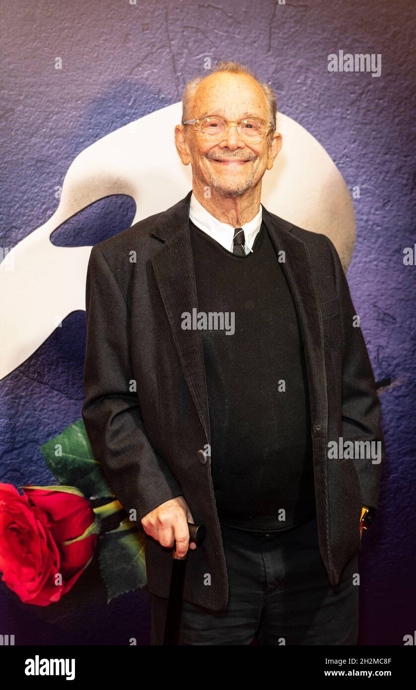 New York, NY - 22. Oktober 2021: Joel Grey besucht das Phantom der Oper nach einer Pandemie im Majestic Theatre Stockfoto