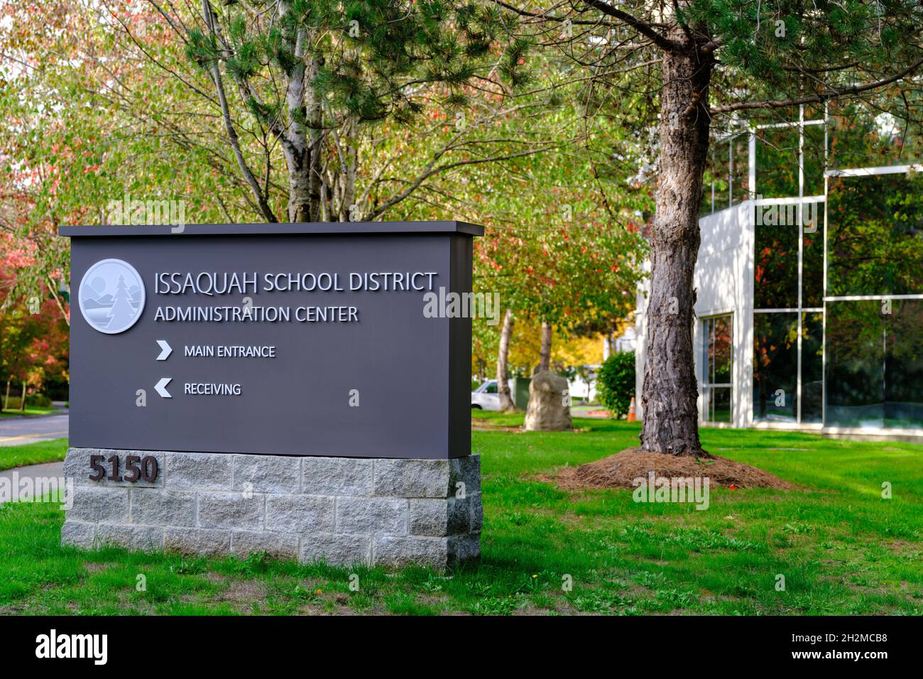 Das Schild für das Issaquah School District Administration Center in Issaquah, Washington, USA Stockfoto