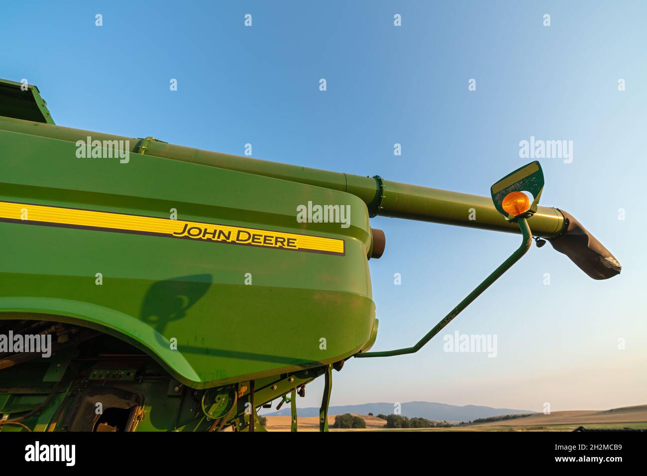 Der Auslauf einer John Deer Combine auf einem Feld in Idaho, USA Stockfoto