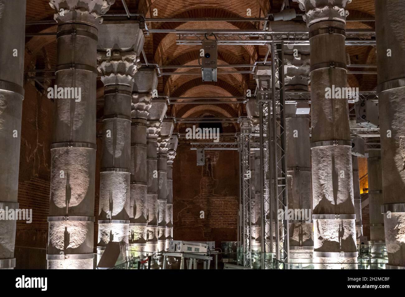 Theodosius Zisterne ist eine von vielen alten Zisternen von Konstantinopel, die unter der Stadt Istanbul, Türkei, liegen. Es wurde vom römischen Kaiser Theo erbaut Stockfoto