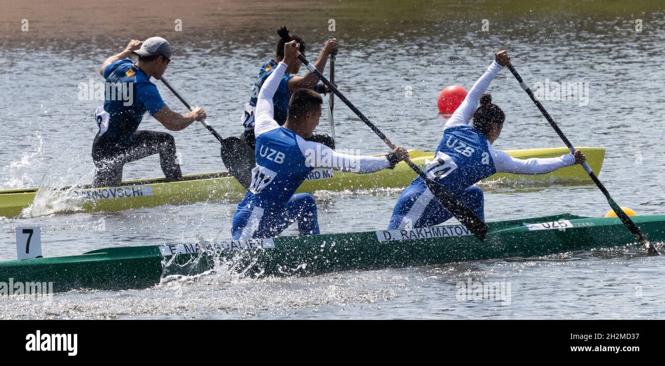 Barnaul, Russland - 23. Mai 2021: Die usbekischen Athleten E. Mamadaliev, D. Rakhmatova, die 2021 in der ICF Kanusprint-Weltmeisterschaft und der Olympischen Qua in der C2 X-Veranstaltung gegeneinander antreten Stockfoto