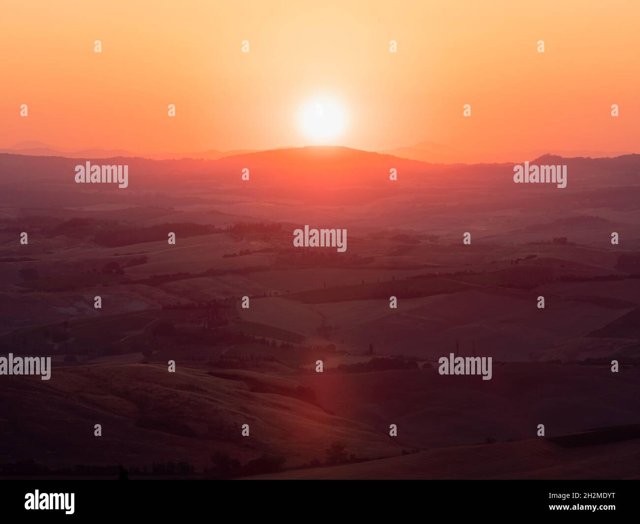 Sonnenaufgang in den Hügeln von Montalcino, Toskana, in der Region Crete Senesi Stockfoto