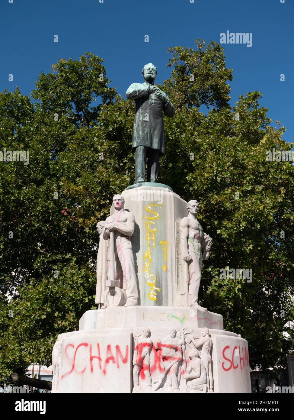 Wien, Österreich - September 25 2021: Dr. Karl Lueger Denkmal oder Luegerdenkmal mit Grafitto Lesung Schande in Bezug auf seine an Stockfoto