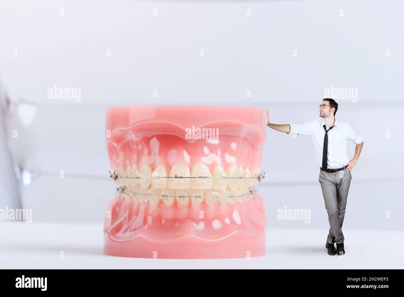 Geschäftsmann zeigt die Anwendung eines Zahnarztgeräts Stockfoto