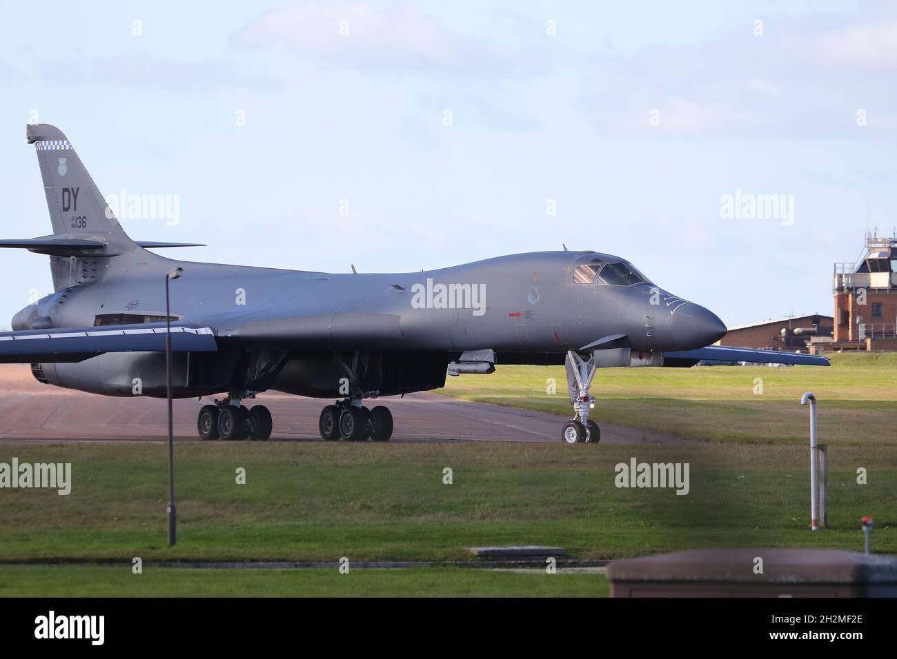 Ein USAF Rockwell B1-B Lancer mit variablem Flügel und strategischem Bomber rollt bei RAF Fairford, Großbritannien Stockfoto