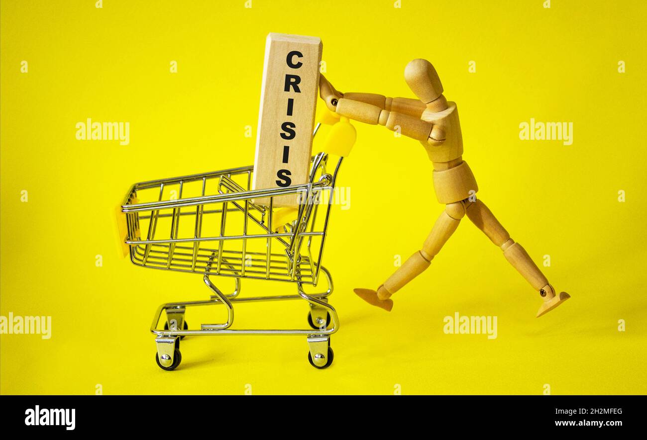 Silhouette eines leeren Lebensmittelwagens mit einem Holzblock und dem Text Krise, Glückspilze Stockfoto