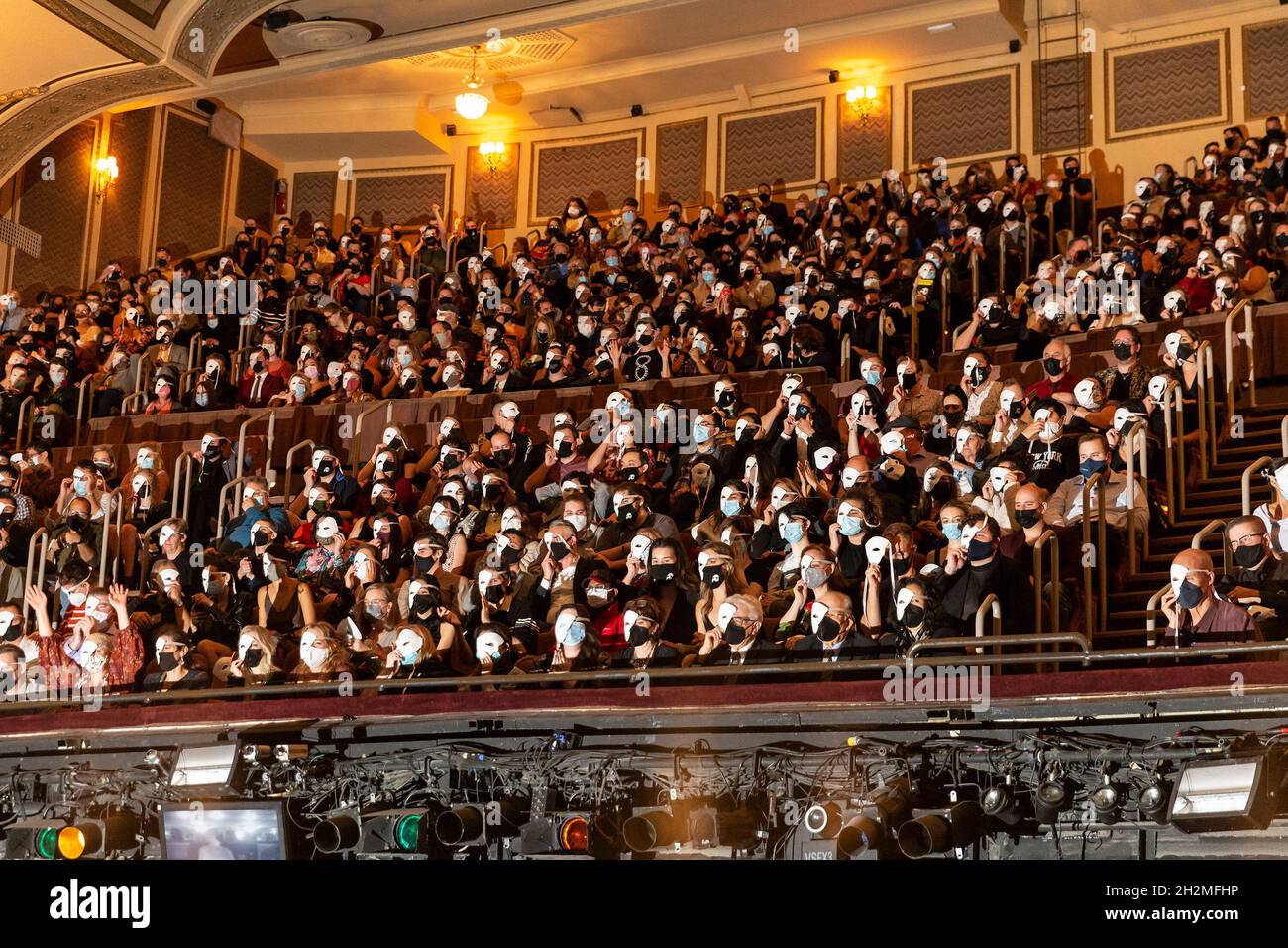 New York, USA. Oktober 2021. Das Publikum, das das Phantom der Oper nach  einer Pandemie im Majestic Theater besucht, trägt spezielle Masken, die der Maske  Phantom der Oper ähneln. Um zu sehen,